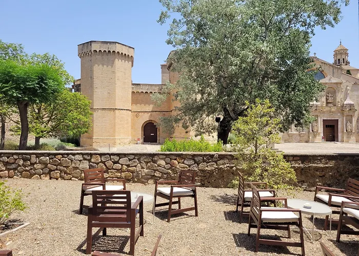 فندق Hostatgeria De 3*